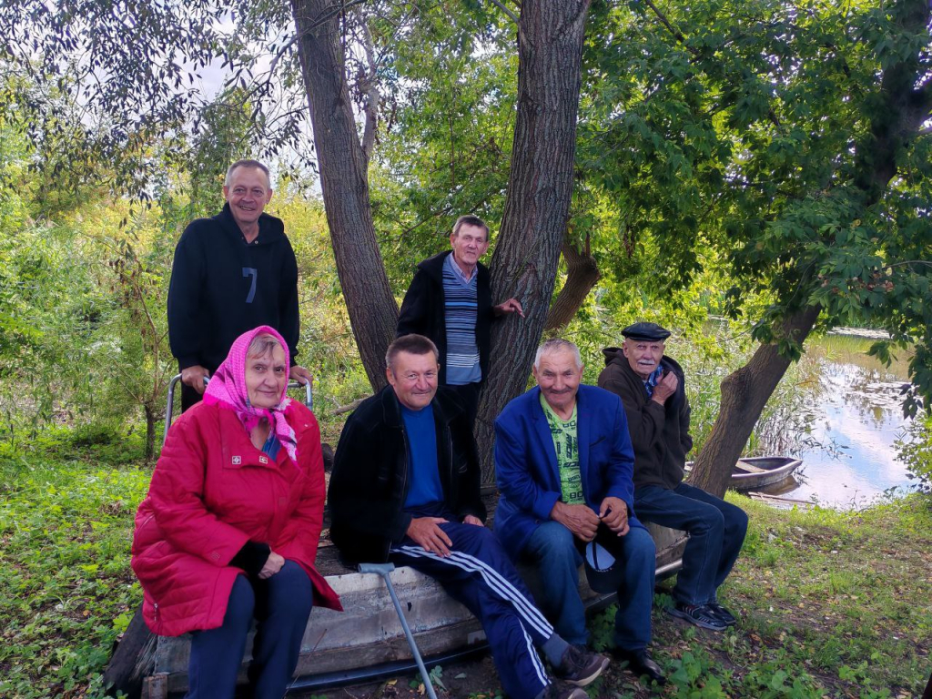 Солнечным осенним днем сотрудники Пансионата «Ярки» организовали для своих жителей пикник на берегу реки Елань.