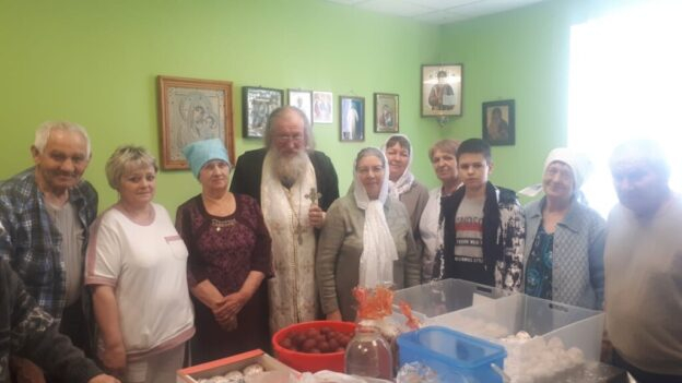 Священник освятил праздничную снедь.