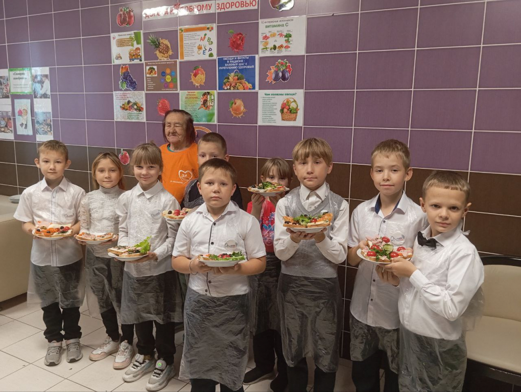  Сегодня, 10.10.2025 г., инклюзивные волонтёры пансионата Ярки под руководством шеф-повара провели мастер -класс для учеников Ярковской школы под названием 