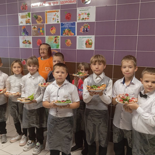  Сегодня, 10.10.2025 г., инклюзивные волонтёры пансионата Ярки под руководством шеф-повара провели мастер -класс для учеников Ярковской школы под названием 
