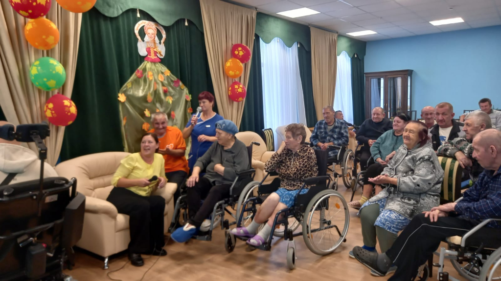  В нашем пансионате прошло мероприятие для любителей попеть в караоке. Проживающие пели задорные старинные песни, они не только провели время в приятной обстановке, но и продемонстрировали свои вокальные данные. Досуг подарил проживающим радость и хорошее настроение.