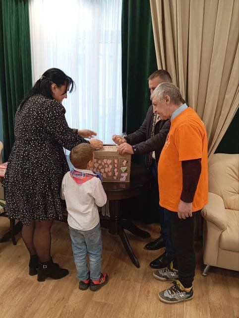 Сегодня к бабушкам и дедушкам пансионата Ярки приехали в гости с подарками  Орлята России 11 группы детского сада