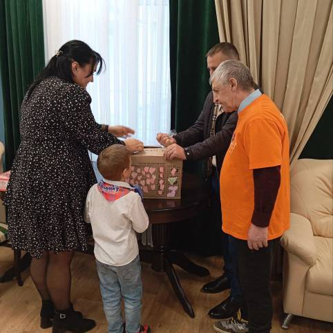 Сегодня к бабушкам и дедушкам пансионата Ярки приехали в гости с подарками  Орлята России 11 группы детского сада