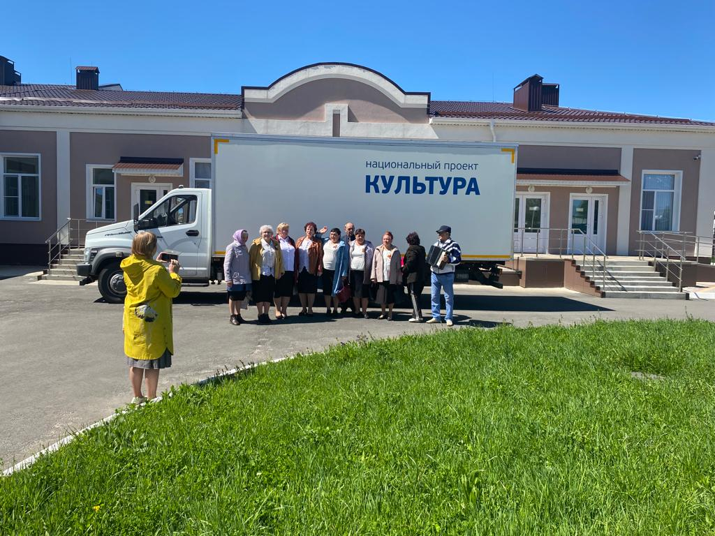 Праздничный концерт, посвященный Дню Победы, прошел 3 мая в «Доме-интернате для престарелых и инвалидов «Пансионат «Ярки». Перед получателями социальных услуг выступил коллектив Краснянского МКУ «Звездный» совместно с Новохоперским автоклубом.